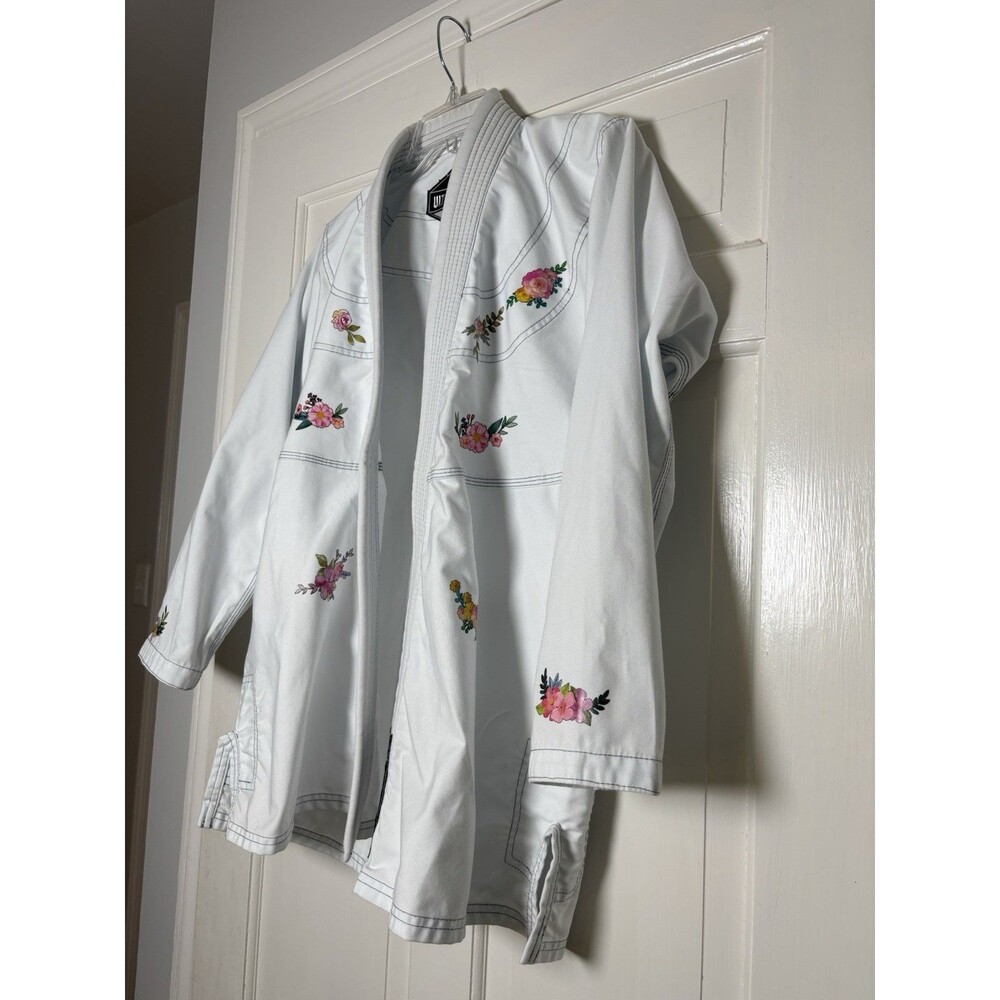 Ultimate Jiu-Jitsu Ultimate Fight Gear White w/Pink Flowers Jacket Size A0 - Picture 2 of 7